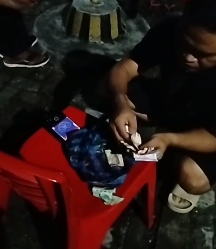 Uang Satu Kantong Berserakan Jalan Raya, Di Amankan Polsek Malunda Resor Majene