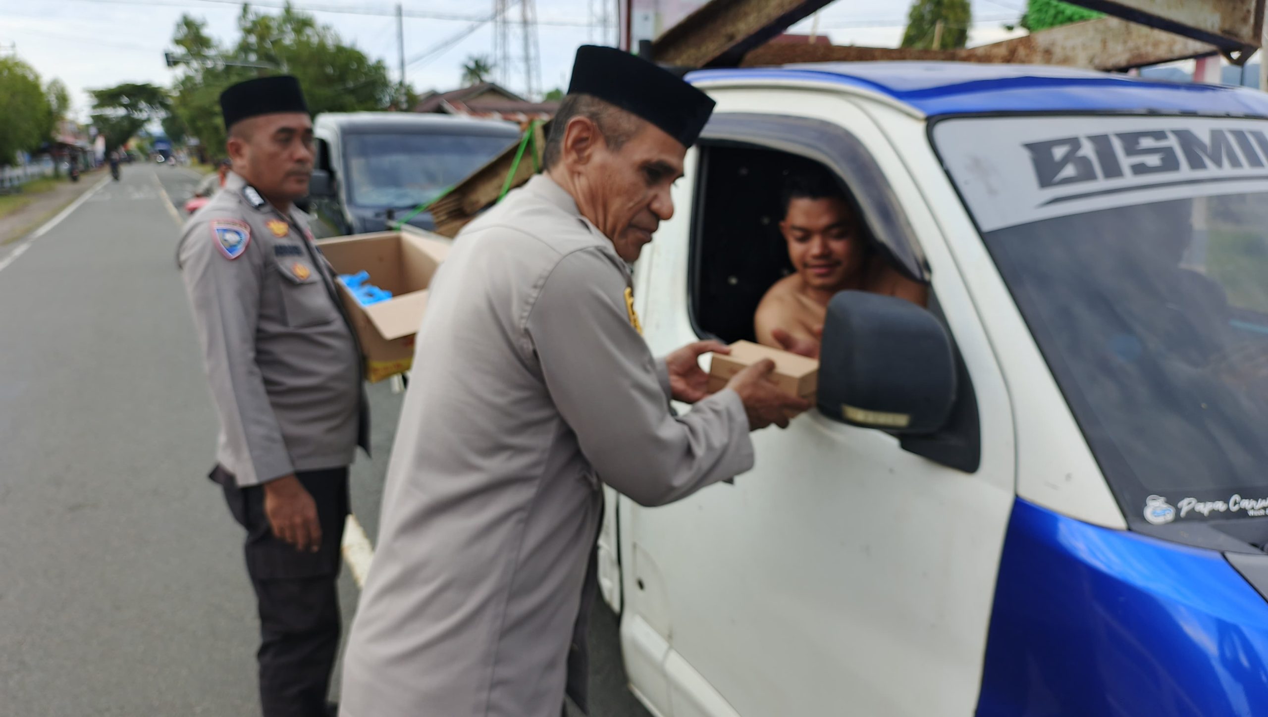 Polsek Malunda Berbagi Takjil di Bulan Ramadhan, Kapolsek Turun Langsung ke Jalan