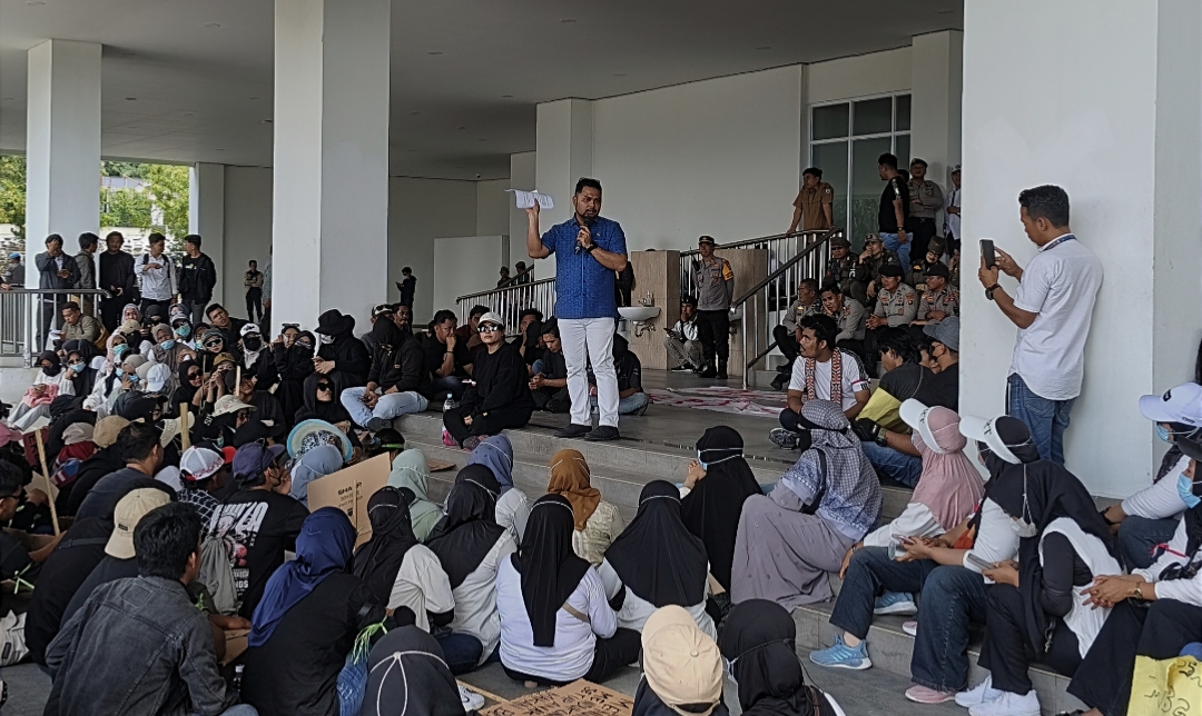 Ribuan Massa Kepung DPRD dan Kantor Gubernur, MBG Dipastikan Tetap Berlanjut