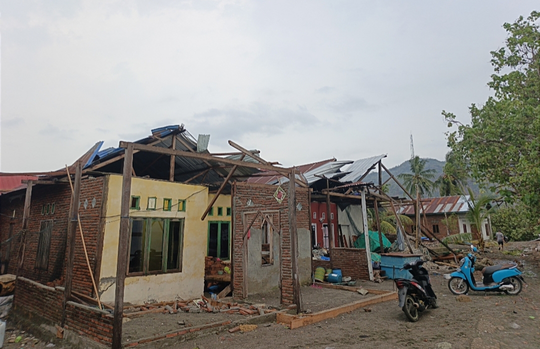 Cuaca Ekstrem Terjang Malunda Puluhan Rumah Rusak, Camat dan Sekcam Turun Langsung Tinjau Rumah Warga Terdampak